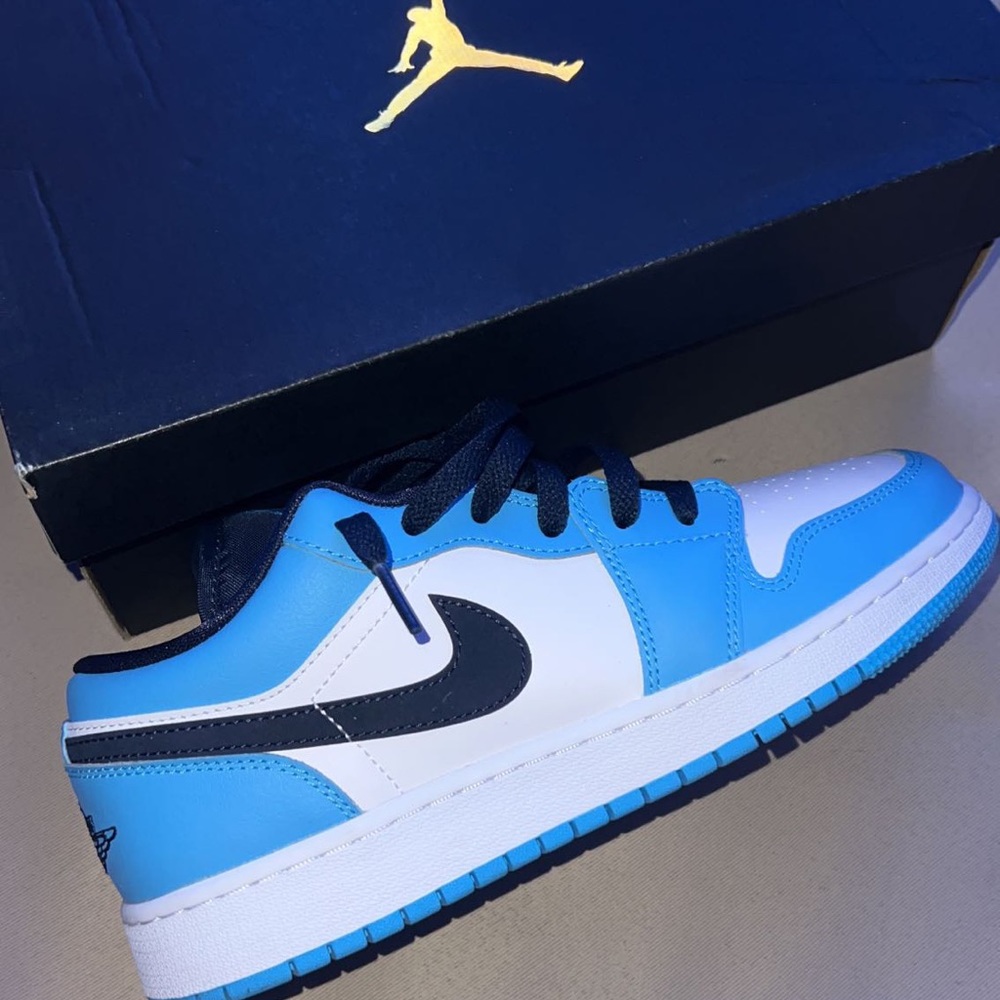 Low unc jordan 1s